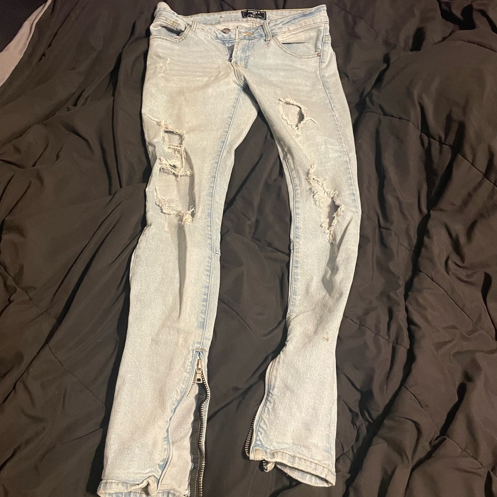 Forever 21 size 32 rippped blue skinny jeans